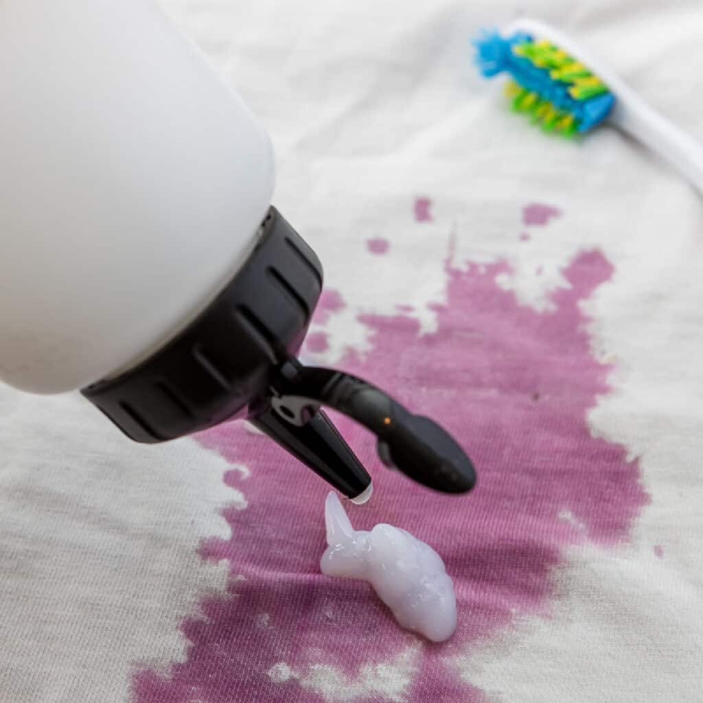 using diy bleach pen to remove stains from clothes