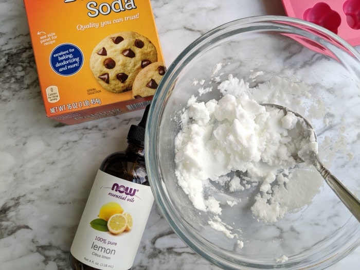 baking soda and essential oils to make diy trash can deodorizer