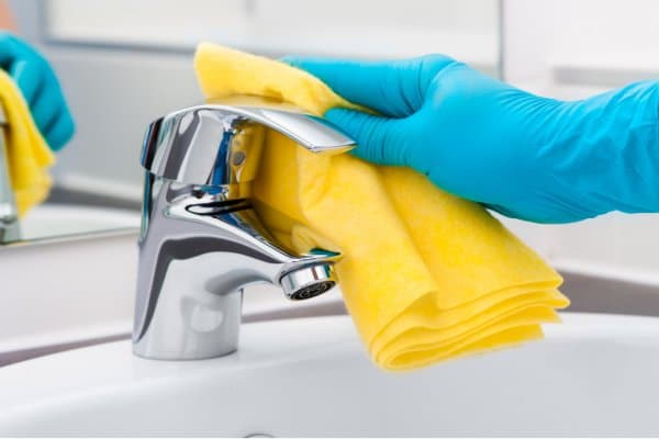 cleaning bathroom sink