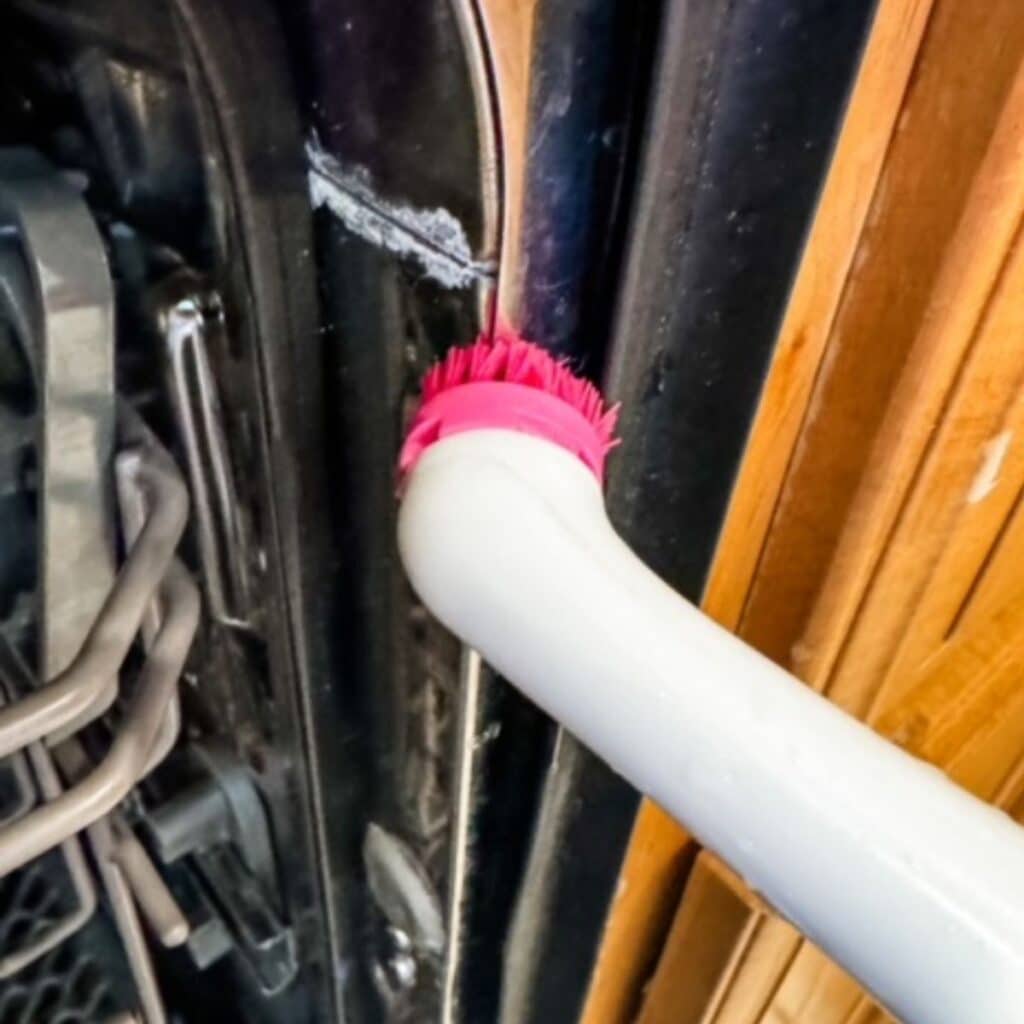 cleaning the seal in a dishwasher